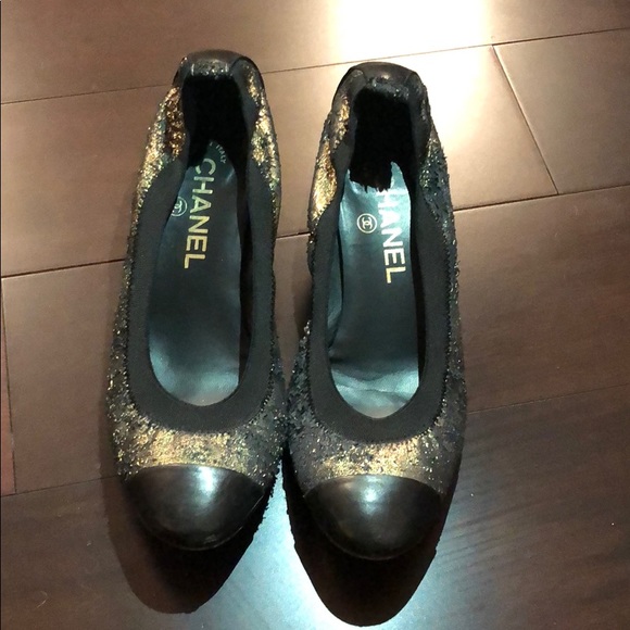 Chanel distresses metallic cap toe pump - Picture 2 of 8